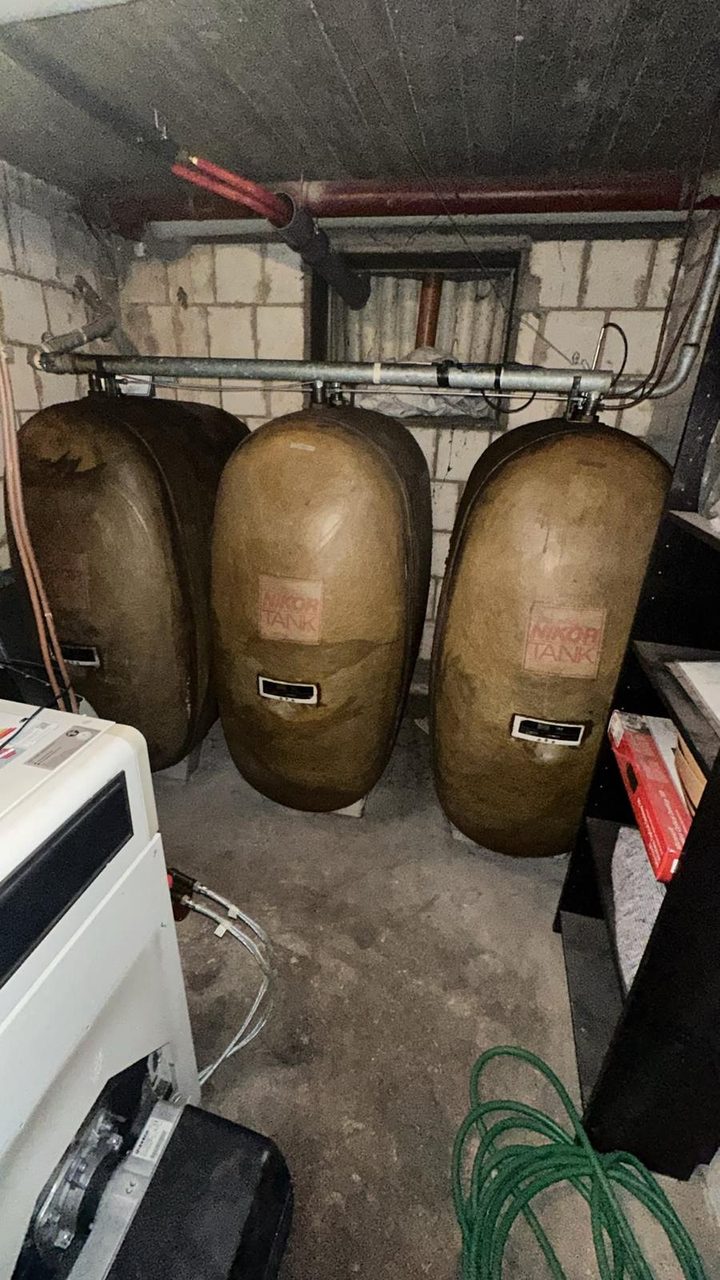 Heizöltank-Anlage mit mehreren Öltanks im Keller, bereit zur fachgerechten Entleerung und zum Rückbau