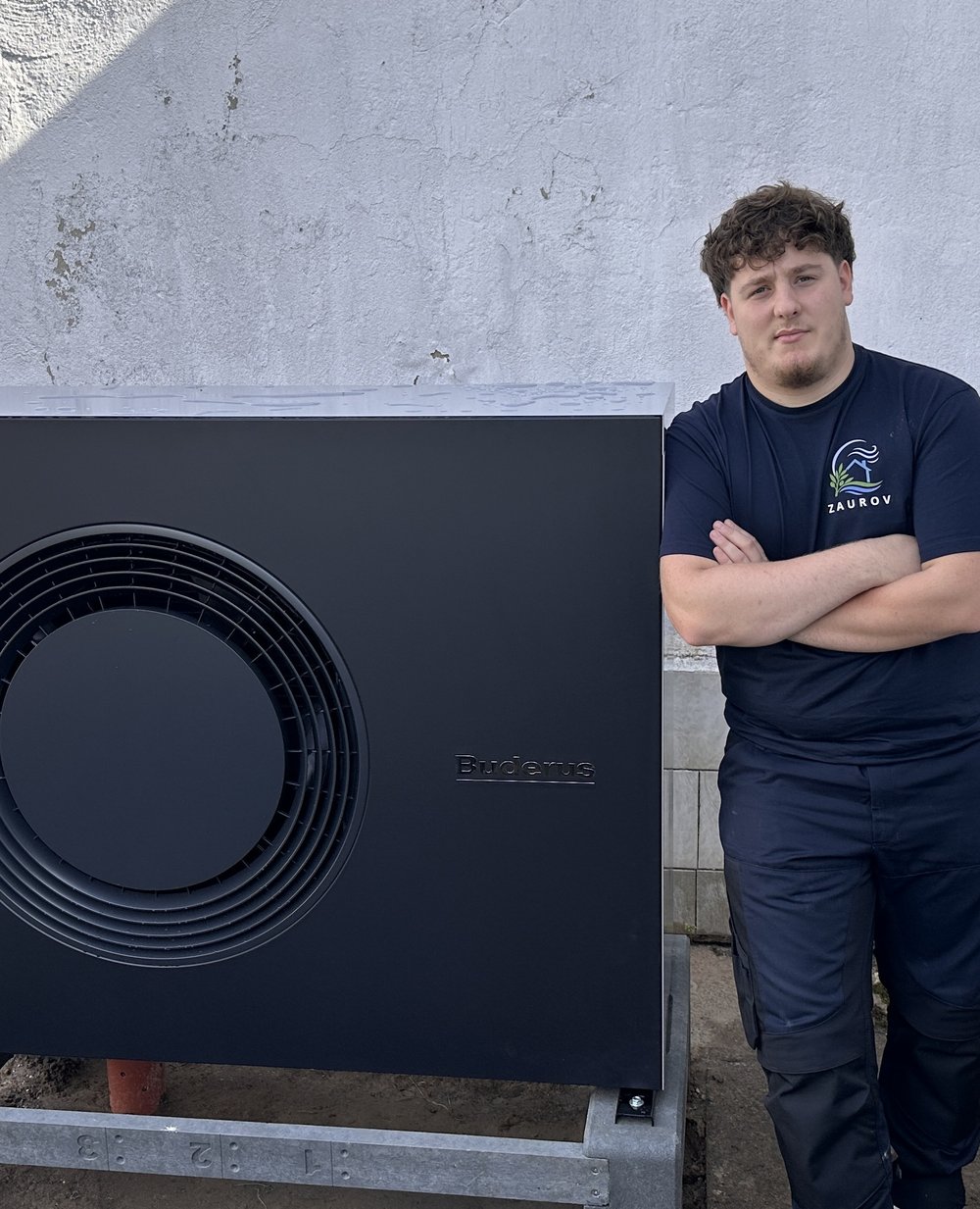 Gabriel Zaurov, Geschäftsführer von Zaurov Eco Engineering, neben einer fertig montierten Buderus Luft-Wärmepumpe