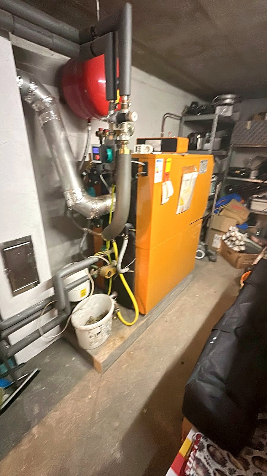 Alter Ölkessel vor dem Ausbau im Heizungskeller