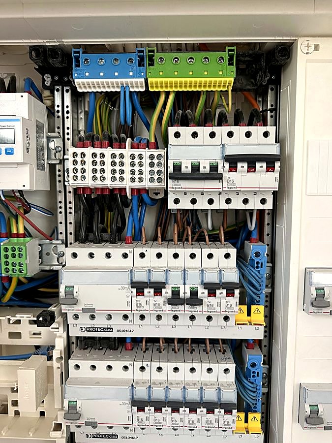 Fertig verdrahteter Zählerschrank mit Fehlerstromschutzschaltern, Smart Meter und freien Reserveplätzen