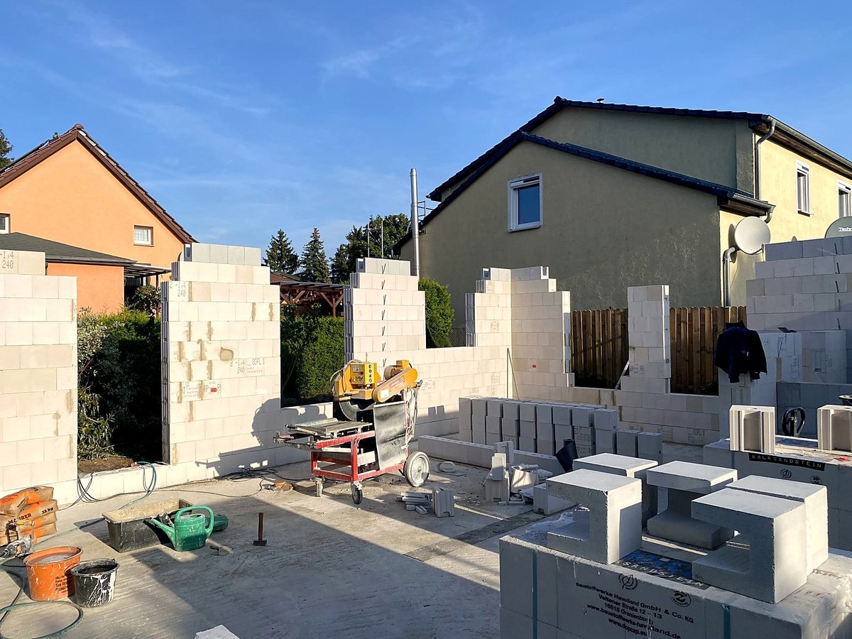 Rohbau eines Einfamilienhauses mit fertigen Innen- und Außenwänden aus Kalksandstein