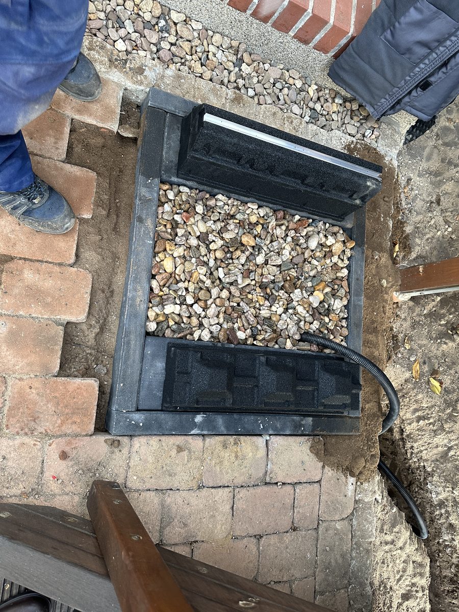 Fundament für das Wärmepumpen-Außengerät im Aushub, mit Leerrohr für die Leitungen und Schwingungsauflagern