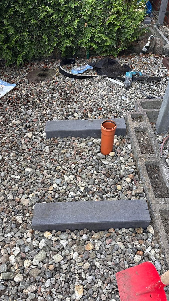 Kiesbett unter dem Fundament für die Ableitung von Wasser