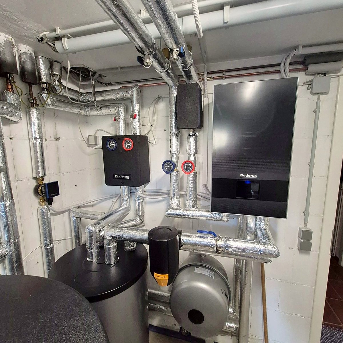 Technikraum mit Wärmepumpen-Speicher und gedämmter Hydraulik