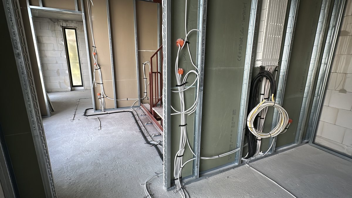 Elektroinstallation mit Leerrohren und Dosen in einer Trockenbauwand