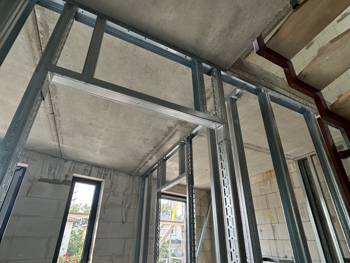Trockenbauwand im Anschluss an die Betondecke, Blick zum Fenster