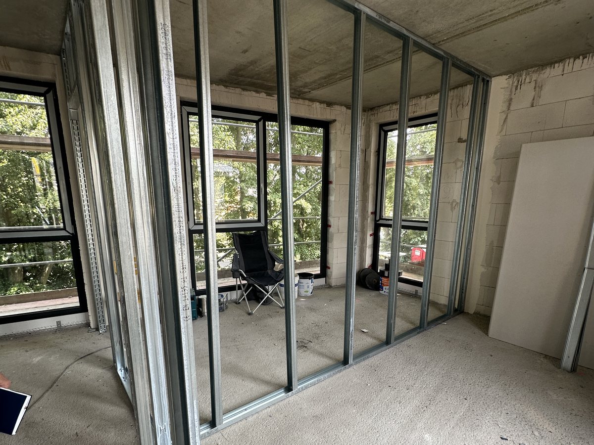 Trockenbau-Ständerwerk aus CW-Profilen vor einer Fensterfront
