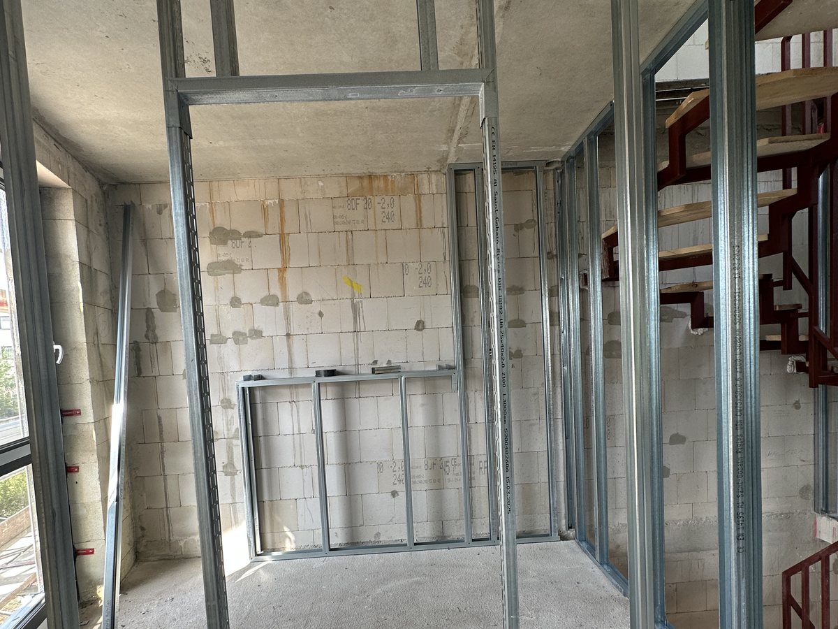 Ständerwerk mit ausgebildeter Türöffnung, dahinter das Treppenhaus