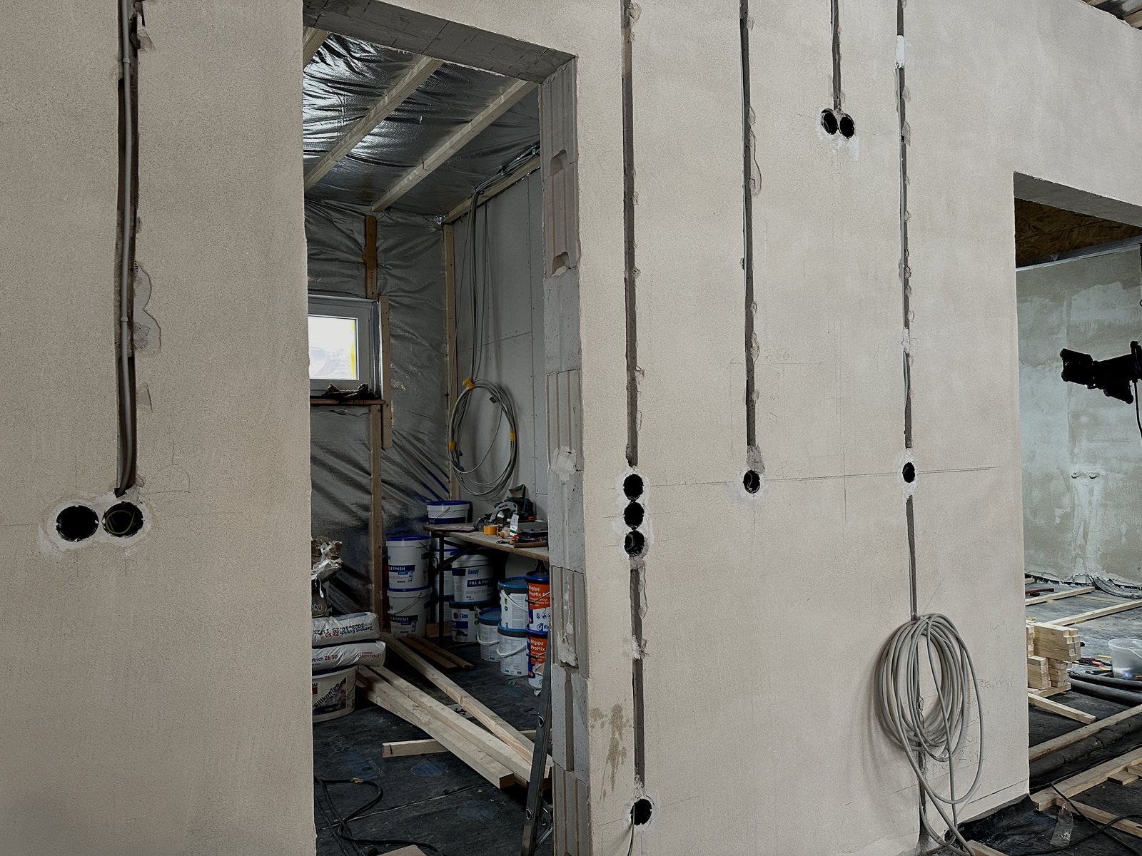 Leerrohre in der Wand vor dem Verputzen