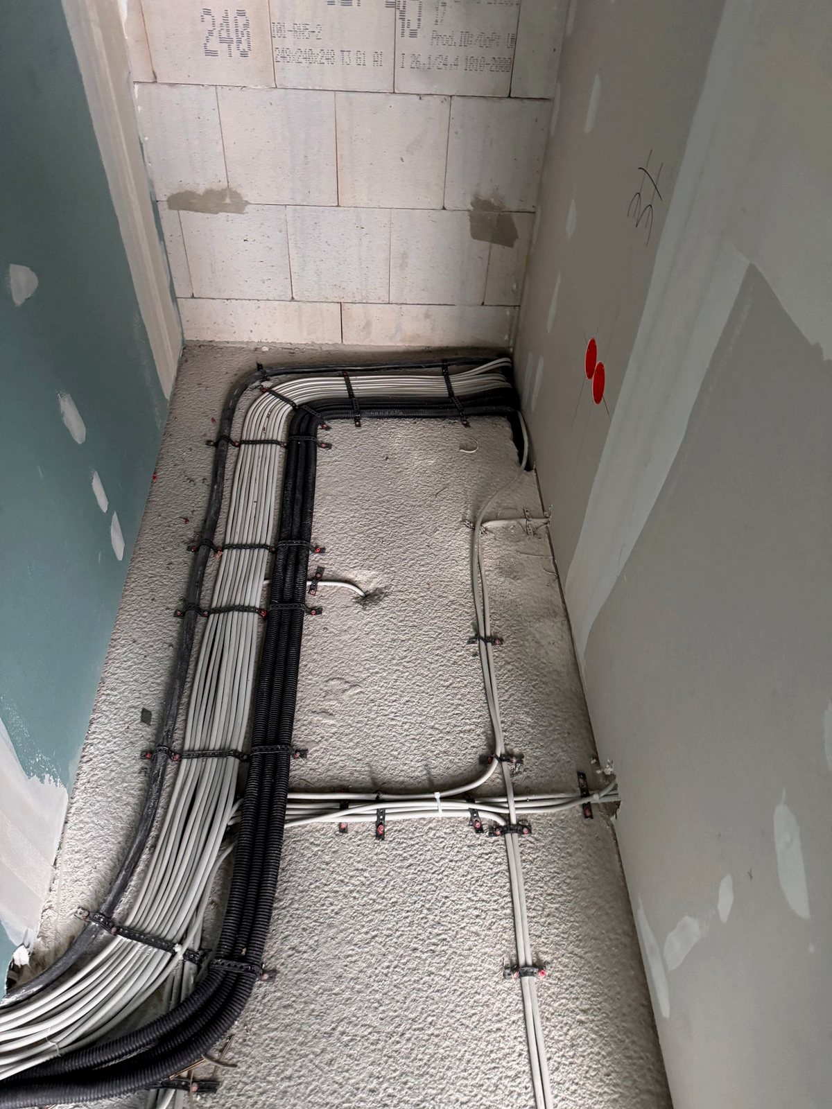 Verlegte Leerrohre für die Elektroinstallation im Rohbau