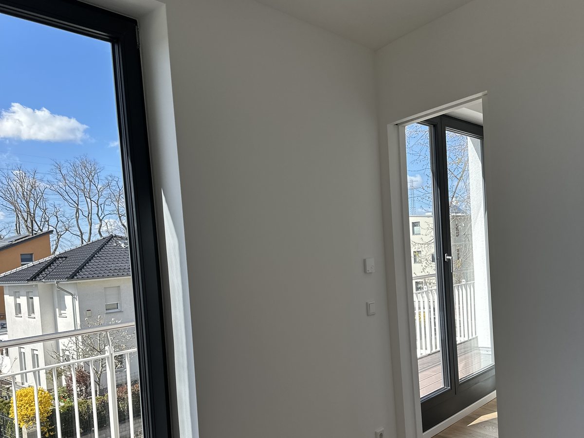 Fertiger Raum mit bodentiefer Balkontür und Blick auf die Terrasse