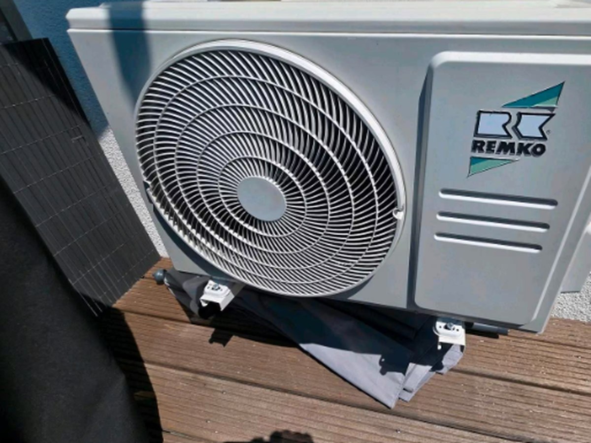 Klimaanlagen-Außengerät REMKO an der Hauswand, auf der Terrasse montiert – einmal jährlich gewartet