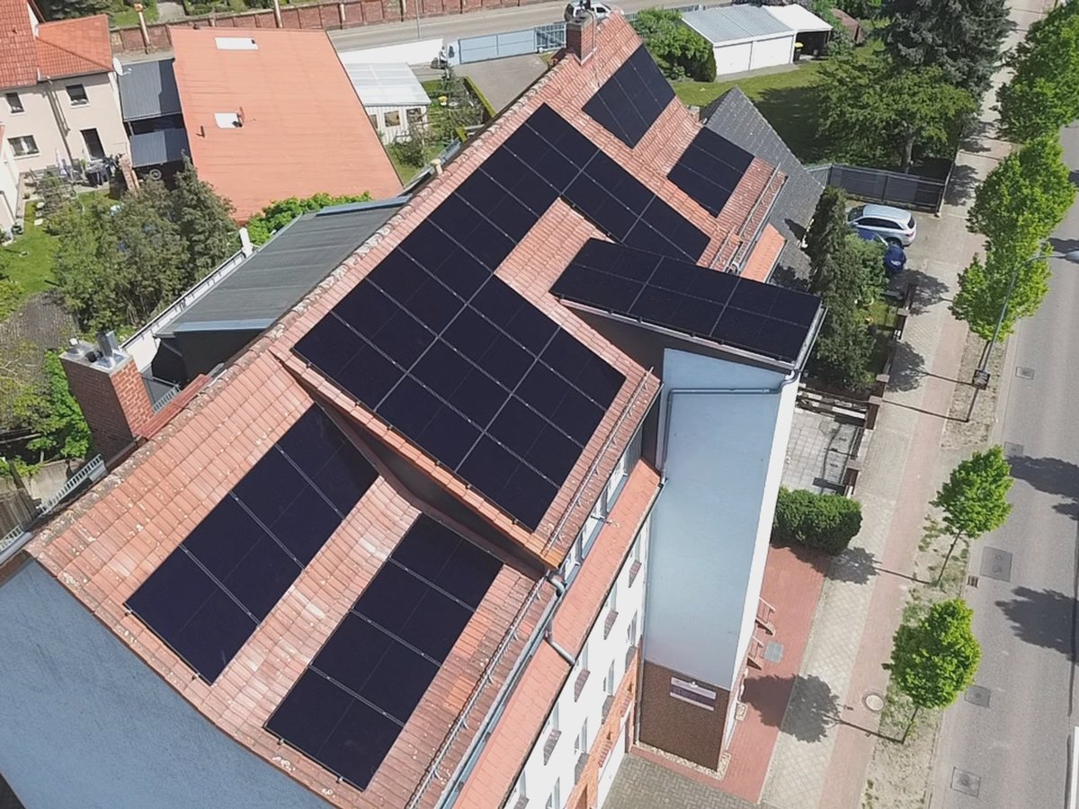 Luftaufnahme eines vollständig mit Photovoltaik belegten Daches