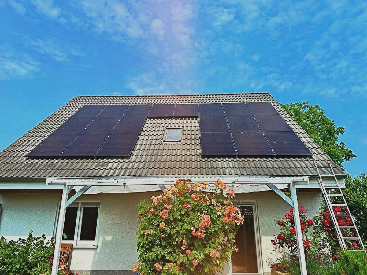 Fertige Photovoltaikanlage auf dem Satteldach eines Einfamilienhauses