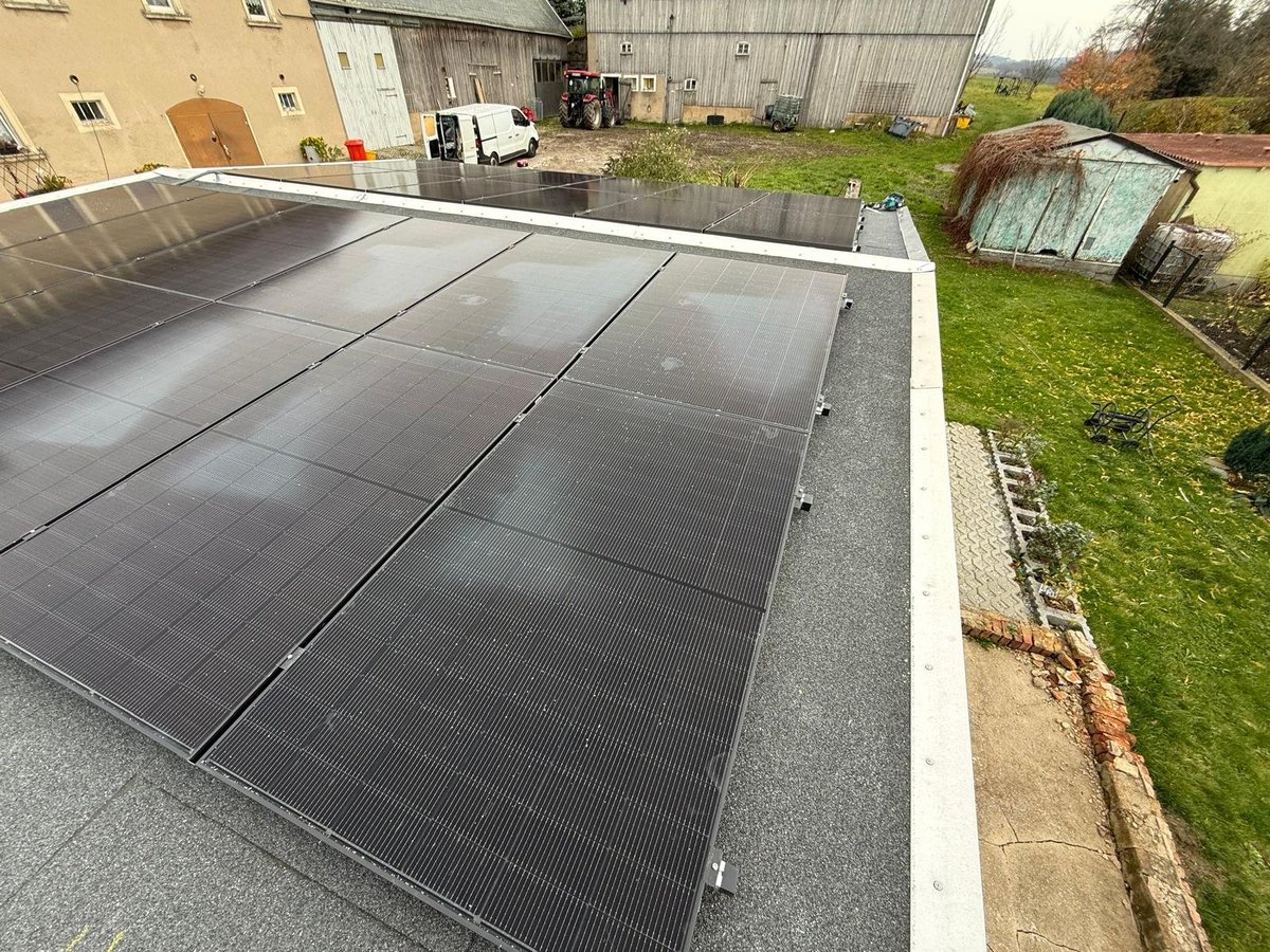 Photovoltaikmodule auf dem Flachdach eines landwirtschaftlichen Gebäudes