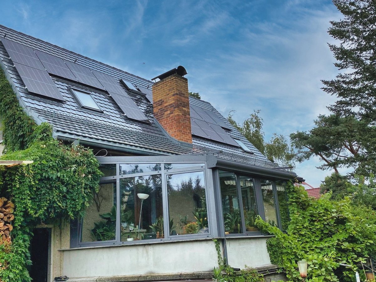 Vollbelegtes Satteldach mit Photovoltaik, Module bis an First und Ortgang