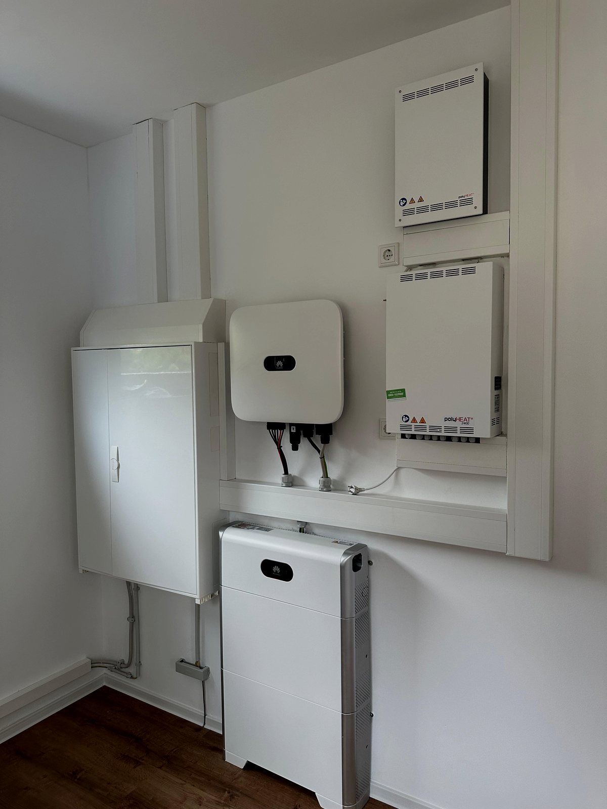 Wechselrichter und Batteriespeicher an der Wand des Technikraums