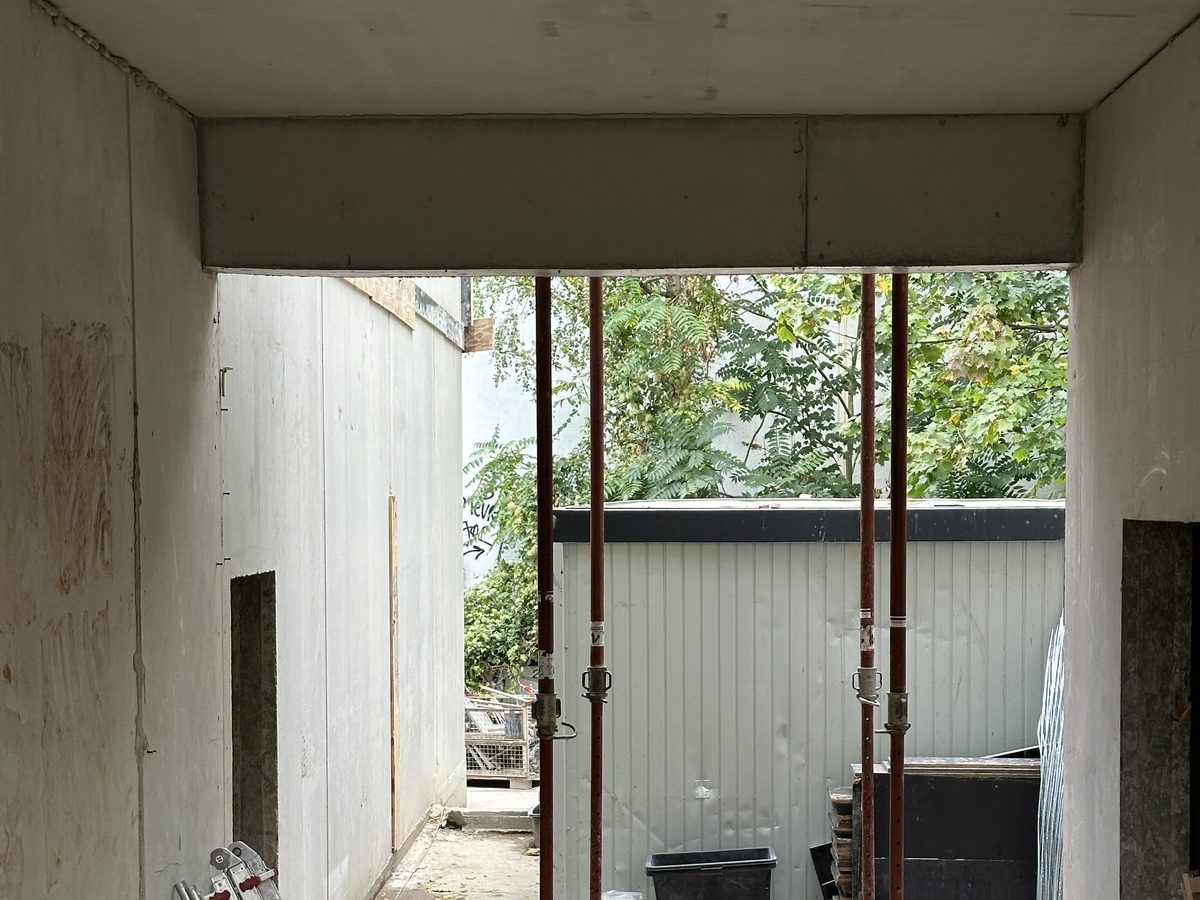 Wanddurchbruch im Rohbau mit eingebautem Stahlträger und zwei Baustützen