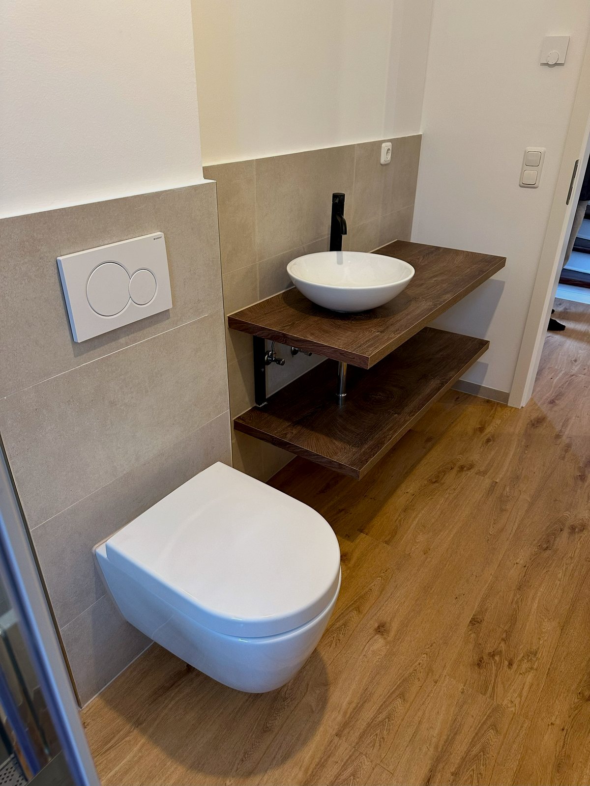 Fertiges Bad mit Waschtisch auf Holzkonsole und wandhängendem WC