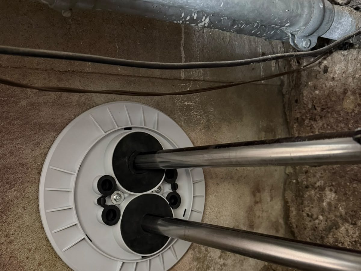 Abgedichtete Mauerdurchführung mit zwei gedämmten Leitungen zur Wärmepumpe