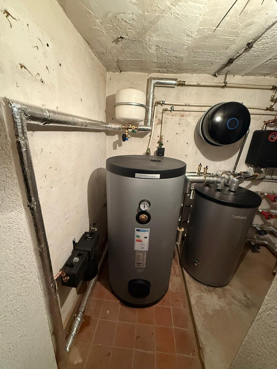 Warmwasserspeicher und Pufferspeicher nach dem Einbau der Wärmepumpe
