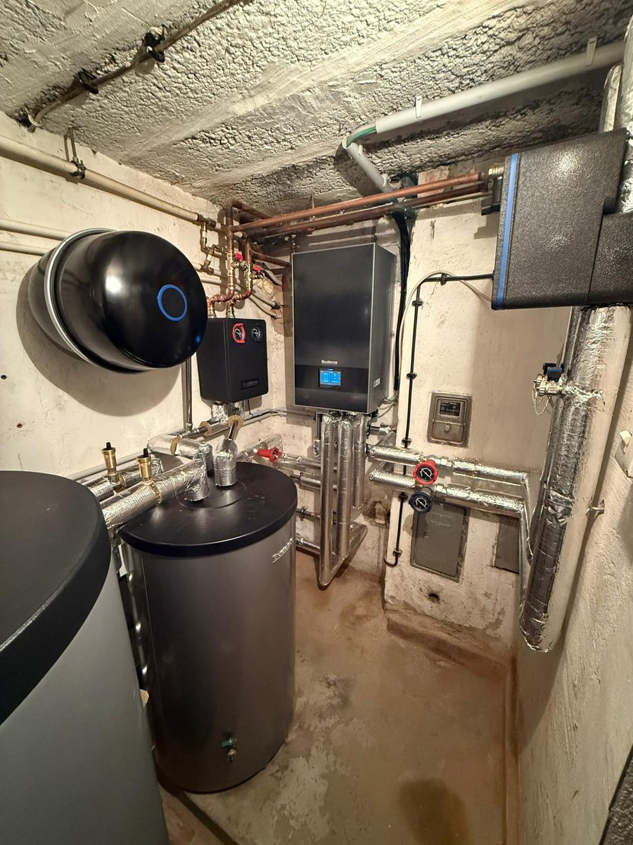 Derselbe Heizungsraum nach dem Umbau mit Wärmepumpentechnik, Speicher und Regelung